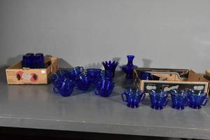 lot 254 image: Cobalt blue dishes