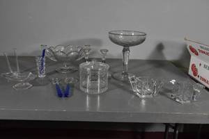 lot 256 image: Clear glass dishes