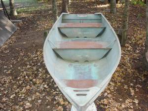 lot 10 image: LUND 12 FOOT DUCK BOAT SN071222