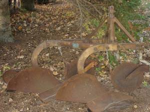 lot 7 image: FERGUSON MOUNTED 2 X 16 PLOW 3 POINT