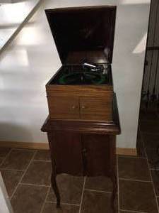 lot 75 image: UPRIGHT VICTROLA