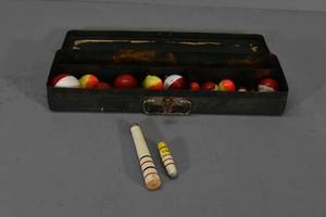 lot 9 image: Green tackle box w20 bobbers