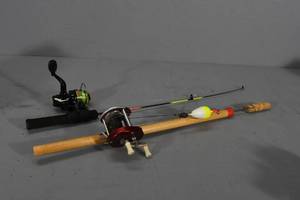 lot 17 image: 2 Ice Fishing sticks w reels