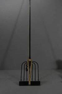 lot 27 image: 7 Tine Spear