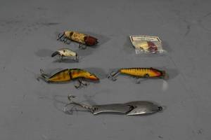 lot 30 image: 6 Lures  inc. Hedden Midget Digit