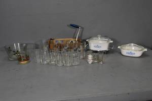 lot 39 image: Glass tumblers, 2 Corning dishes