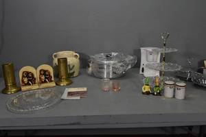 lot 40 image: Book ends,3 tier glasss plate