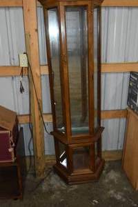 lot 77 image: Glass shelf, trapezoid display