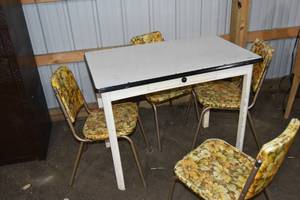 lot 81 image: White metal kitchen table4 chairs-floral