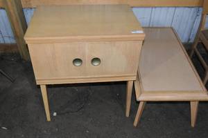 lot 82 image: Sewing machine cabinet-no machine-