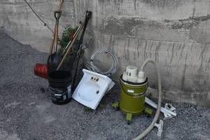 lot 84 image: Vac, sink,clothesline wire,hoe,shovels,hitches, chain
