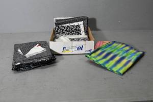 lot 21 image: Yardage & scraps dif. colors