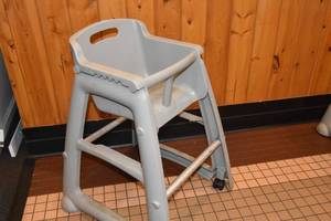 lot 29 image: Rubbermaid roller highchair