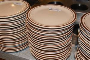 lot 120 image: 20 Dinner plates 9.5