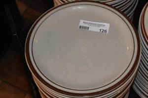 lot 126 image: 20 Dinner plates 9.5