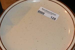 lot 128 image: 20 Dinner plates 9.5