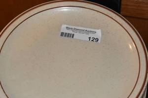 lot 129 image: 20 Dinner plates 9.5
