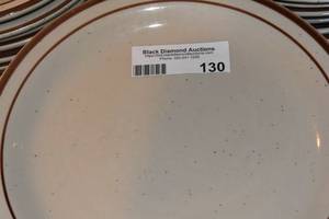 lot 130 image: 20 Dinner plates 9.5