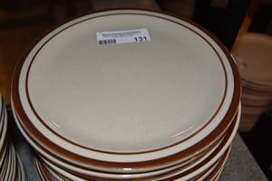 lot 131 image: 20 Dinner plates 9.5