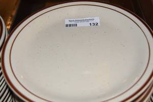 lot 132 image: 20 Dinner plates 9.5