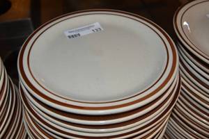 lot 133 image: 20 Dinner plates 9.5