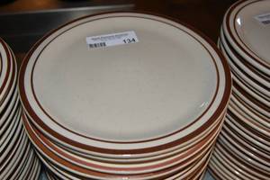 lot 134 image: 20 Dinner plates 9.5