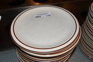 lot 136 image: 20 Dinner plates 9.5