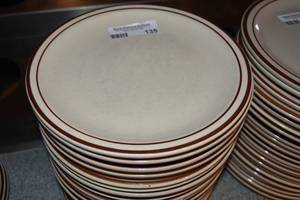 lot 135 image: 20 Dinner plates 9.5
