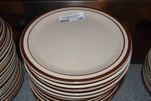 lot 137 image: 20 Dinner plates 9.5