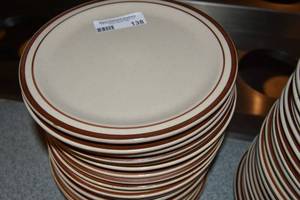 lot 138 image: 20 Dinner plates 9.5