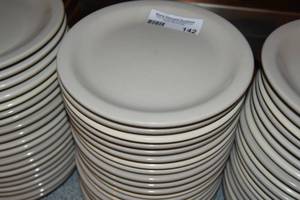 lot 142 image: 20 Dinner plates 8.25