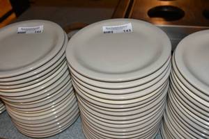 lot 143 image: 20 Dinner plates 8.25