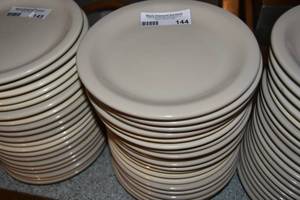 lot 144 image: 20 Dinner plates 8.25