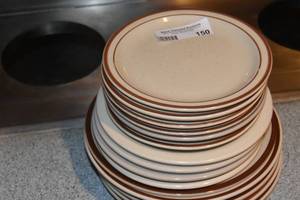 lot 150 image: 10 Assorted size plates