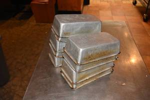 lot 231 image: 9) Bread loaf pans