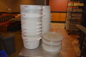 lot 241 image: 20) 12 qt round Cambro, 13 lids