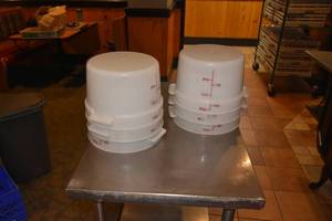 lot 242 image: 6) 12 qt round Cambro containers