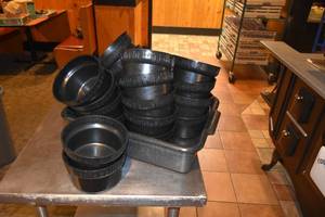 lot 246 image: Tub of 20 black salad bar inserts Carlisle