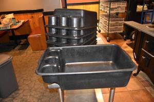 lot 265 image: 6) Bus tubs