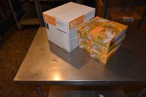 lot 281 image: 1600 Medium plastic gloves