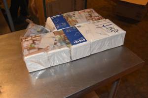 lot 287 image: Paper Napkins