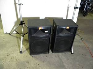 lot 10 image: 2 JBL TR125 Speakers