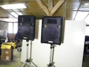 lot 9 image: Yamaha S15E Speakers 2 way 15 wBose Stands
