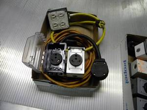 lot 43 image: 1 Splitter and 1 Power cord