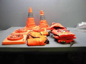lot 53 image: 8 Safety Vests & collapsible  safety cones
