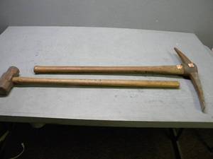 lot 86 image: Maul and Pick