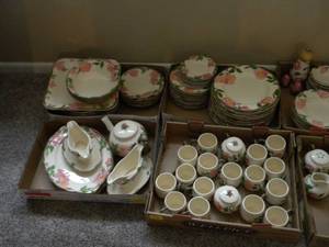 lot 3 image: Large set of Fransican dishes