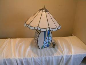 lot 8 image: Leaded glass table lamp & shade