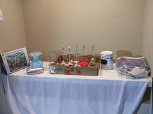 lot 14 image: Puzzle, vase, purse, elec blanket