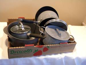 lot 30 image: Dutch oven, fry pan, assorted kettles